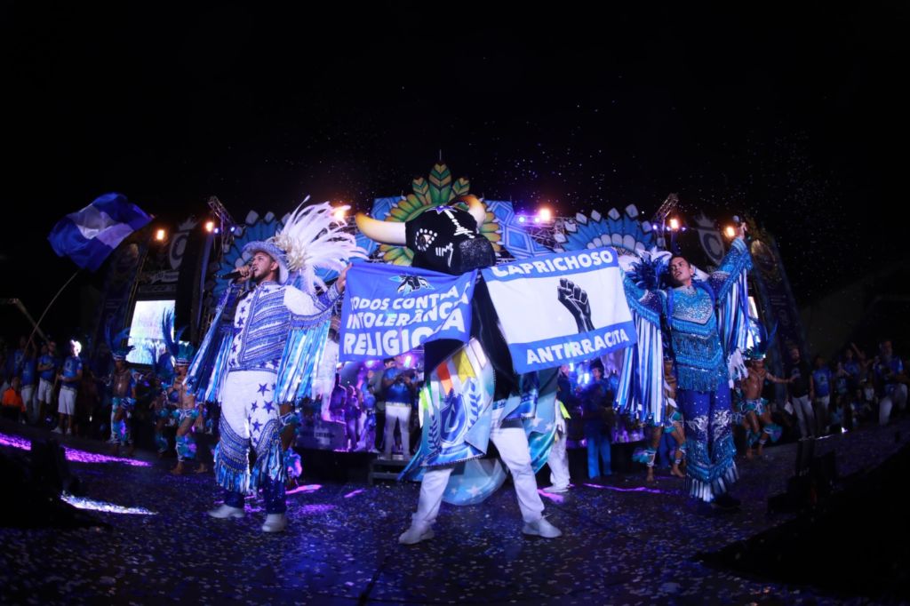 Torcida azulada lota o Sambódromo em lançamento de álbum do Caprichoso em Manaus