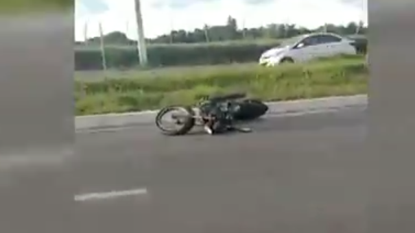 Motociclista tem a c4beça arr4ncada durante acidente de trânsito fatal; cenas fortes
