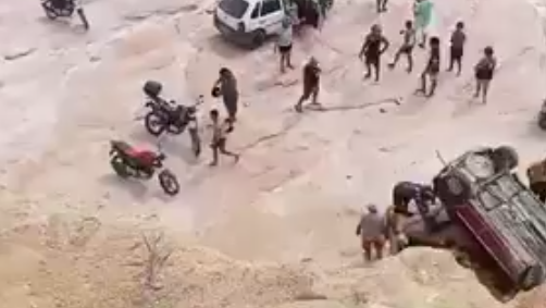 Carro capota e deixa vítimas feridas na zona Leste de Manaus; veja vídeo