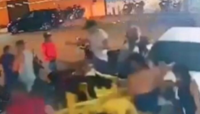 Motorista embriagado invade lanchonete e atropela clientes que ficam gravemente feridos; veja vídeo