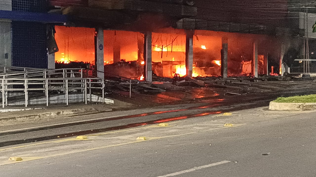 Supermercado Bastos é destruído durante incêndio em Manacapuru; veja vídeo