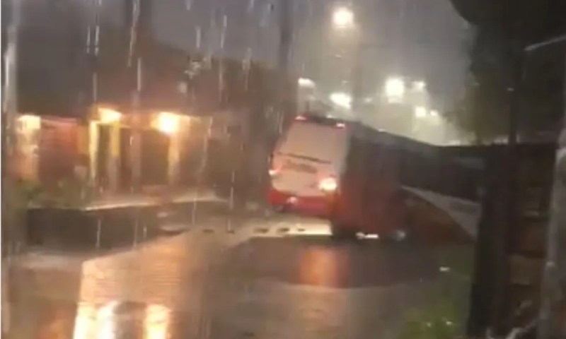 Prefeitura de Manaus atende três ocorrências durante a chuva nesta segunda-feira (06)