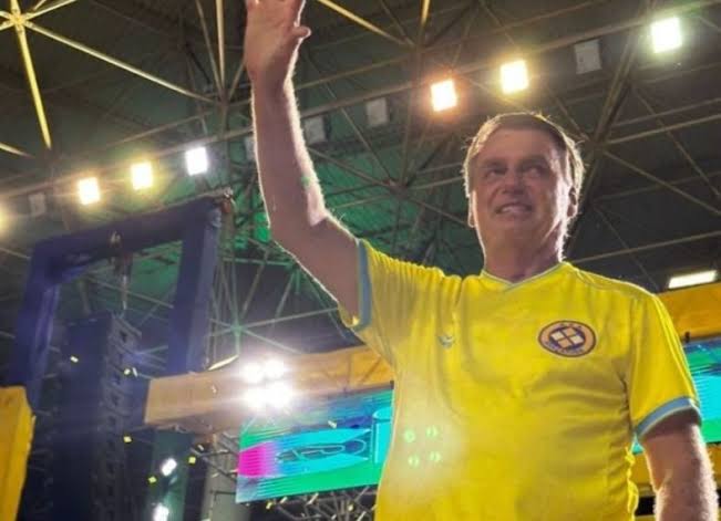 Bolsonaro é transferido de UTI aérea de Manaus para São Paulo