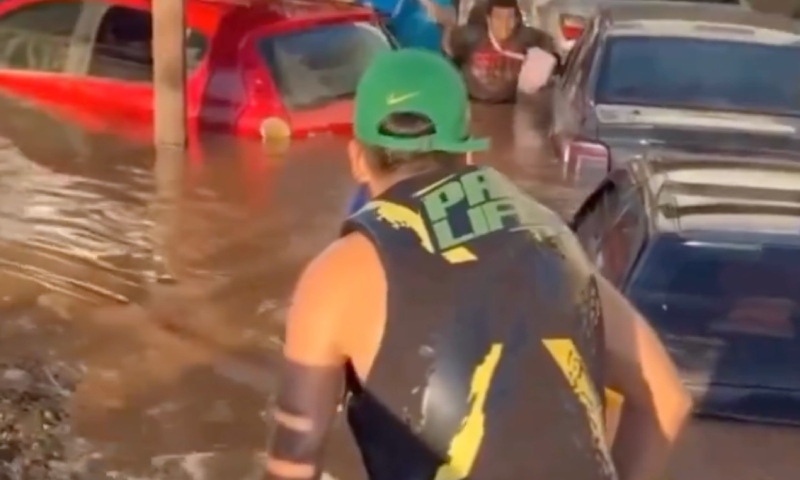 Emocionante: veja momento que bebê de 2 meses é resgatado das enchentes no Rio Grande do Sul