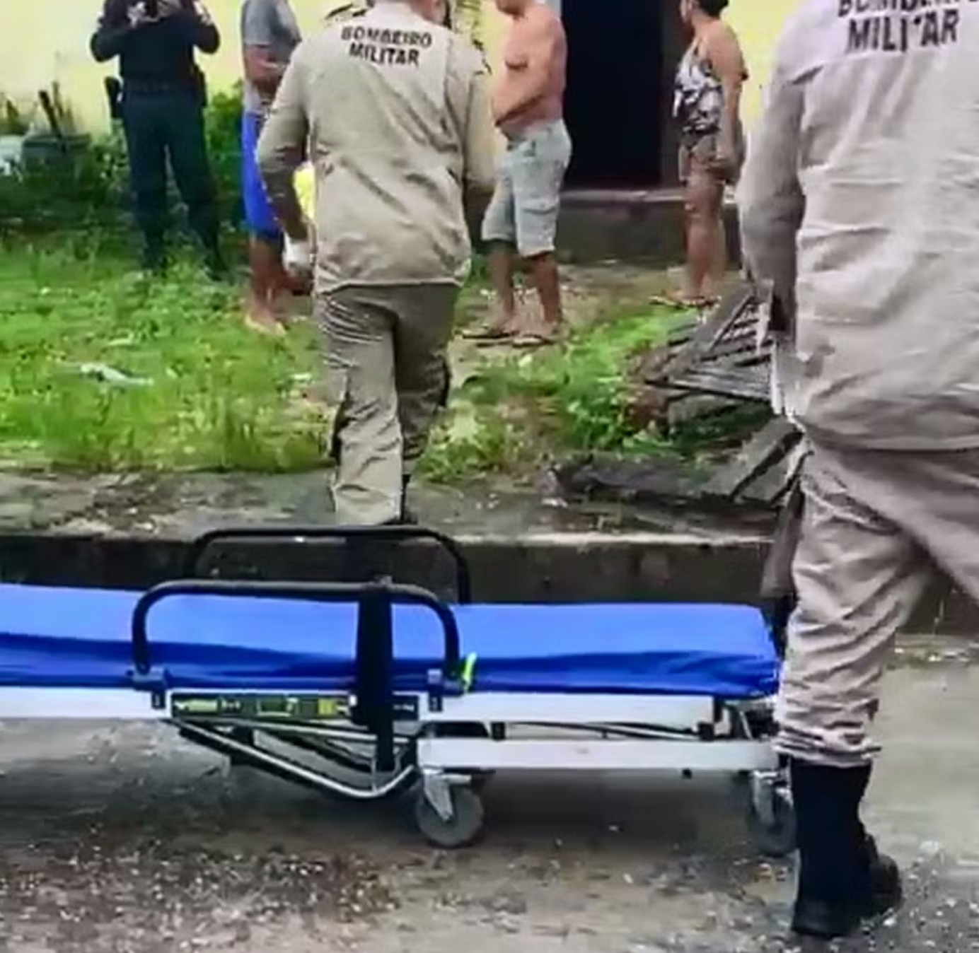 Cena chocante: filha é presa após tentar m4tar mãe com g0lpes de f4ca; veja vídeo