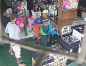 Urgente: veja momento em que p1stoleiros mat4m funcionário de loja no Jorge Teixeira; vídeo