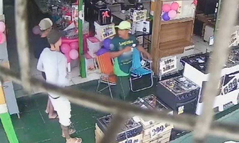 Urgente: veja momento em que p1stoleiros mat4m funcionário de loja no Jorge Teixeira; vídeo