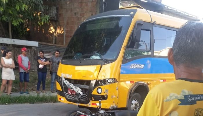 Urgente: motorista de micro-ônibus atr0pela e mat4 motoqueiro no Nova Cidade; veja vídeo
