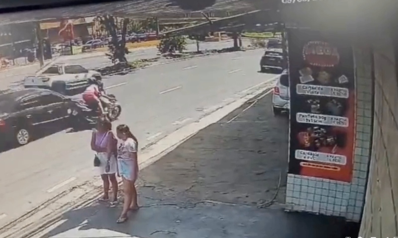 Tudo filmado: veja momento que casal s0fre acid3nte de moto na zona Leste de Manaus