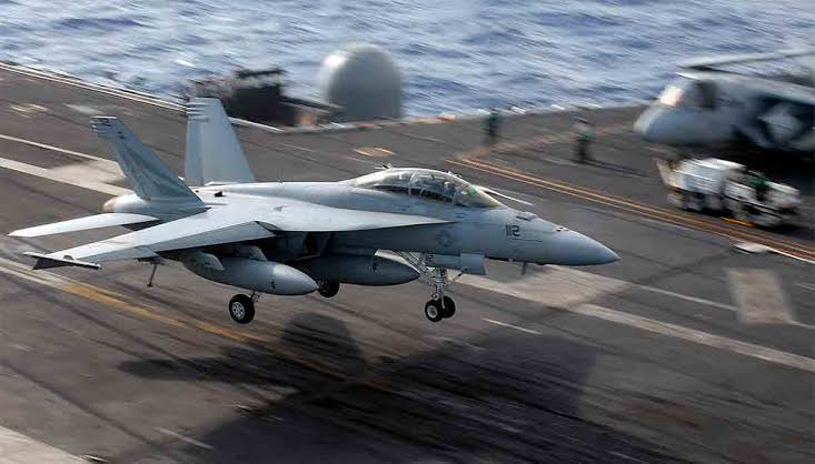 Caças americanos F-18 Super Hornet sobrevoam a Guiana em recado para Maduro; veja vídeo