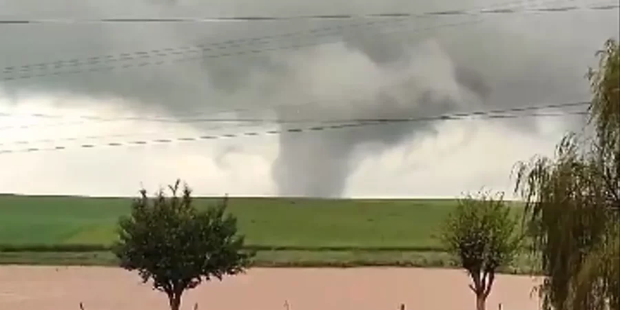 Em meio a tragédia de chuvas, tornado atinge município no RS; veja vídeo