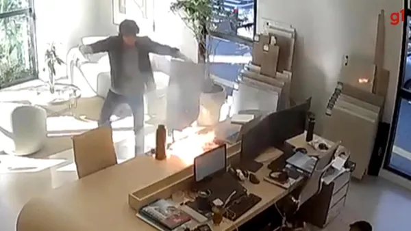Celular explode enquanto carrega e causa incêndio em escritório; veja vídeo