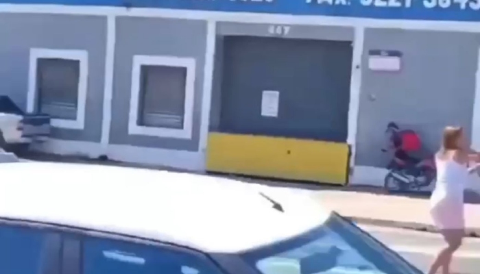 Homem ‘d0ido de cachaça’ causa acidente e quebr4 garr4fa na c4beça de mulher; veja vídeo