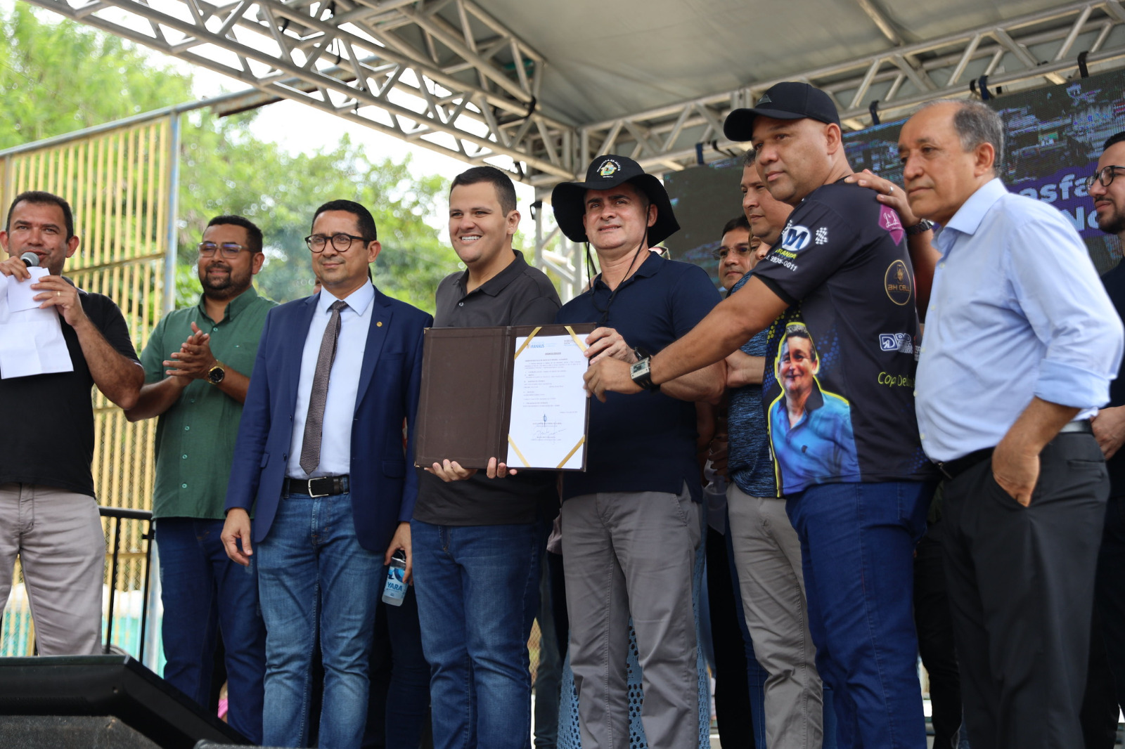 David Almeida assina ordem de serviço para reforma do campo de areia do núcleo 16 da Cidade Nova