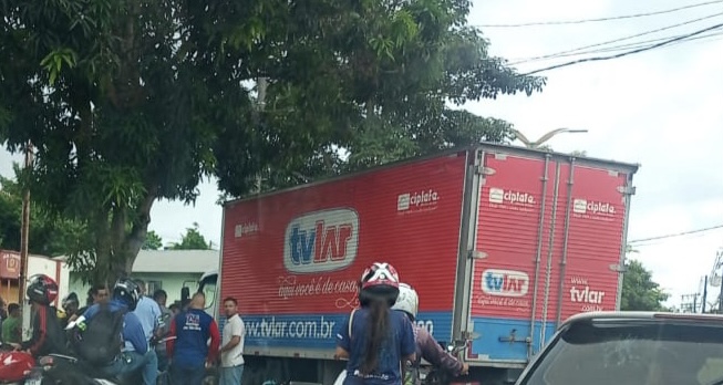 Grave acidente com caminhão da TV Lar deixa feridos no Nova Cidade