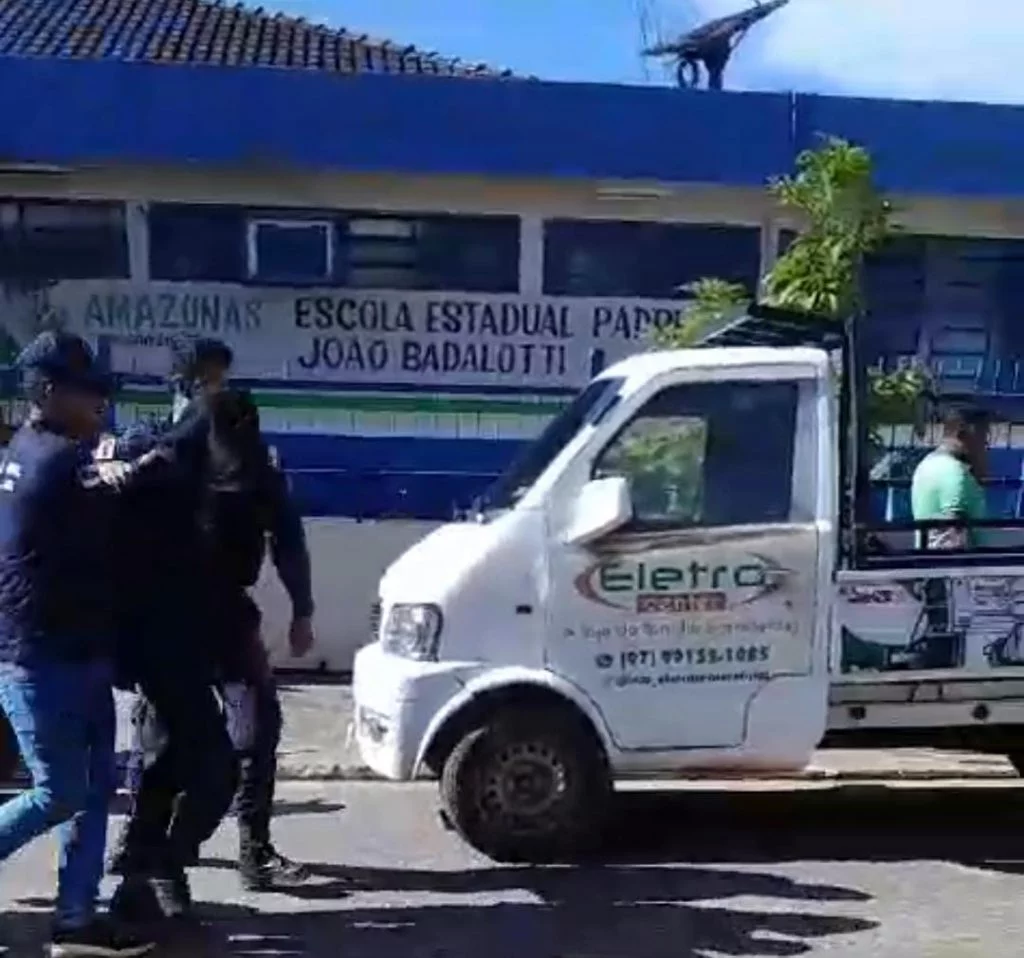 Atentado: ex-aluno armado toca o terror em escola no AM