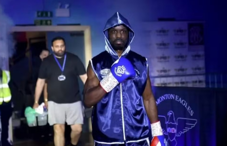 Lutador de boxe de 29 anos morre no ringue durante primeira luta oficial