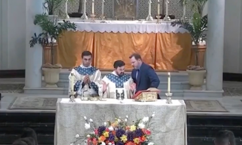 Inesperado acontece durante missa e fiéis saem correndo; veja vídeo