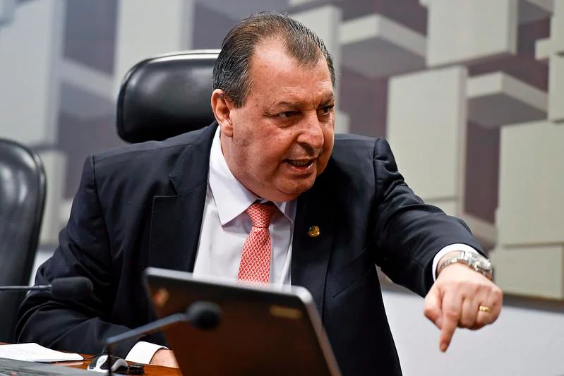 “Ela só sabe fazer política ambiental para o exterior e esquece do Brasil”, afirma Omar Aziz sobre Marina Silva