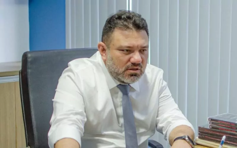 TCE-AM pede para que prefeito Andreson Cavalcante explique compra milionária de fraldas em Autazes