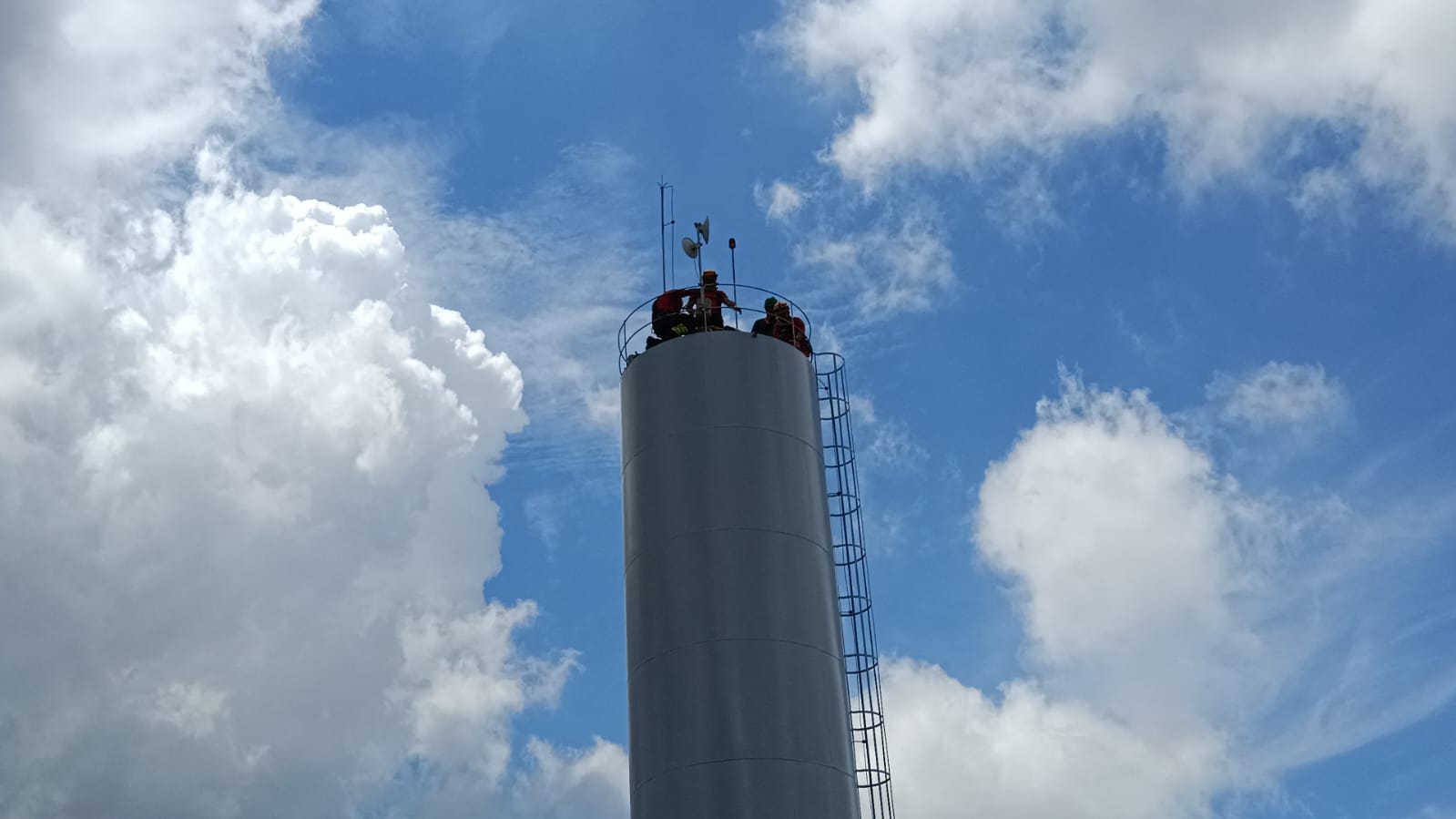 Trabalhadores caem em tanque de água da fábrica ENEPAR em Manaus