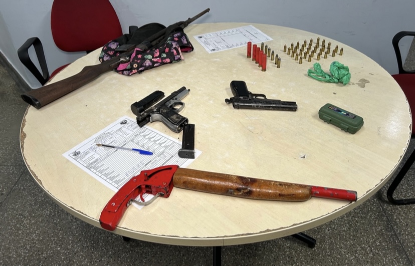 Denúncia: arsenal de armas e drogas é apreendido em casebre no Jorge Teixeira