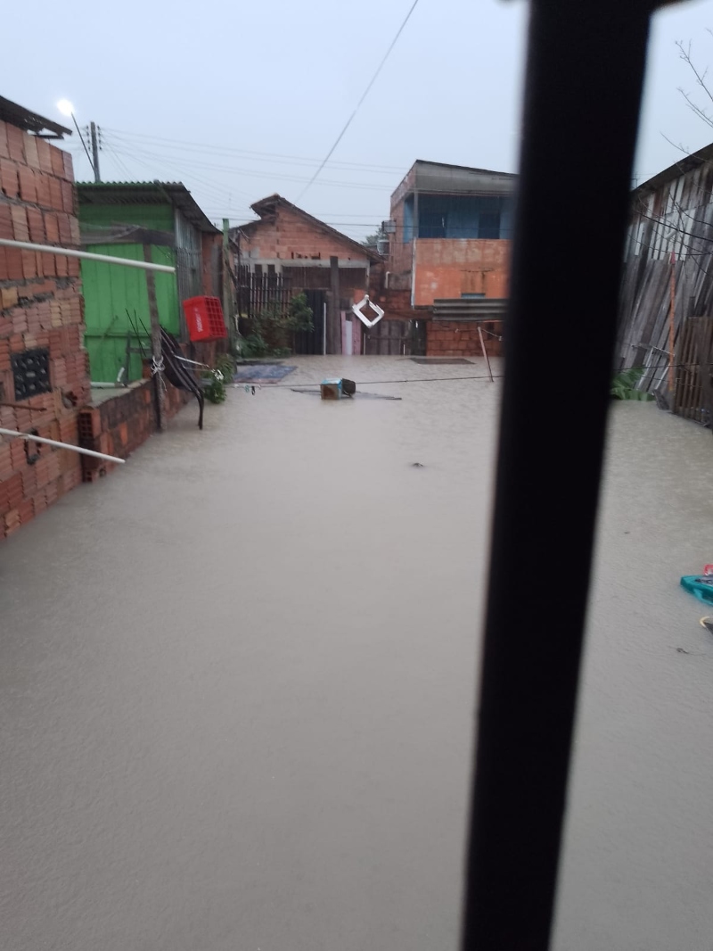 Forte chuva deixa vários bairros alagados em Manaus; veja vídeos