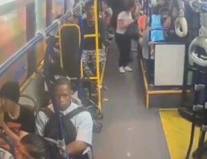 Vendedor venezuelano reage a assalto de ônibus e o pior acontece; veja vídeo