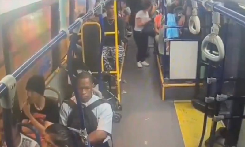 Vendedor venezuelano reage a assalto de ônibus e o pior acontece; veja vídeo