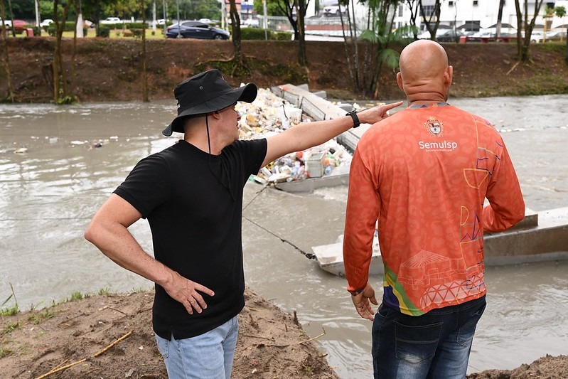 Prefeitura de Manaus instala ecobarreira no Passeio do Mindu para auxiliar limpeza dos igarapés