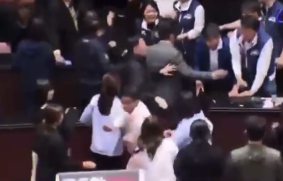 Deputado rouba projeto de lei e foge para impedir votação; veja vídeo