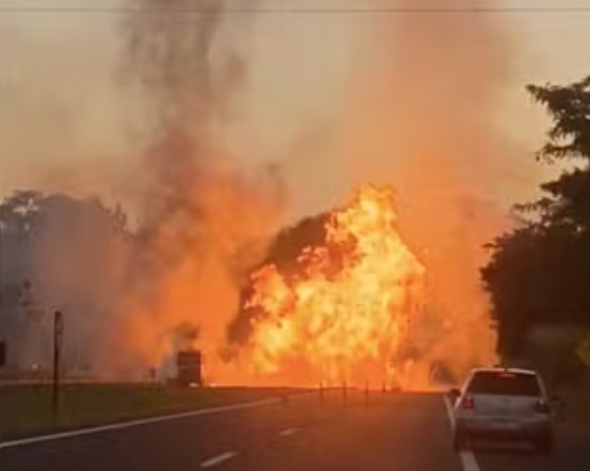 Caminhão com etanol explode após colidir com carro em rodovia