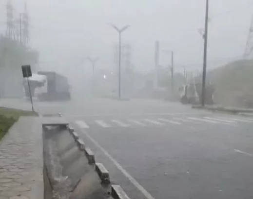 Desabamentos e erosão são registrados em Manaus durante a chuva neste domingo (19)