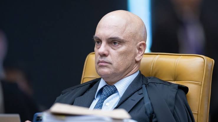 Moraes suspende lei que proíbe linguagem neutra nas escolas