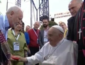 Líder do MST diz na frente do Papa Francisco: "Maldita seja a propriedade privada"