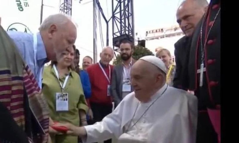 Líder do MST diz na frente do Papa Francisco: “Maldita seja a propriedade privada”; veja vídeo