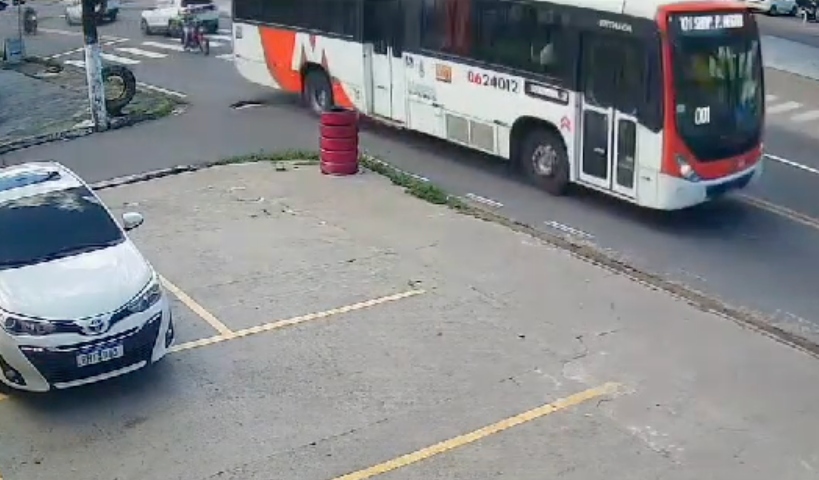 Veja momento em que motoqueiro m0rre atr0pel4do por ônibus no Parque 10