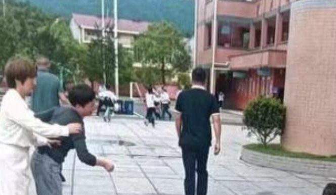 Desesperador: atentado em escola termina com alunos mort0s; veja vídeo