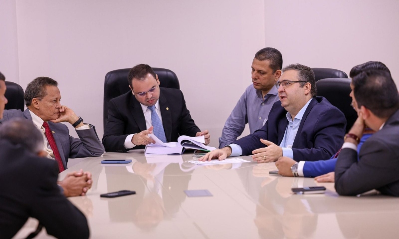 Presidente Roberto Cidade recebe do secretário da Sefaz, Alex Del Giglio, o Relatório de Gestão Anual/2023 da pasta