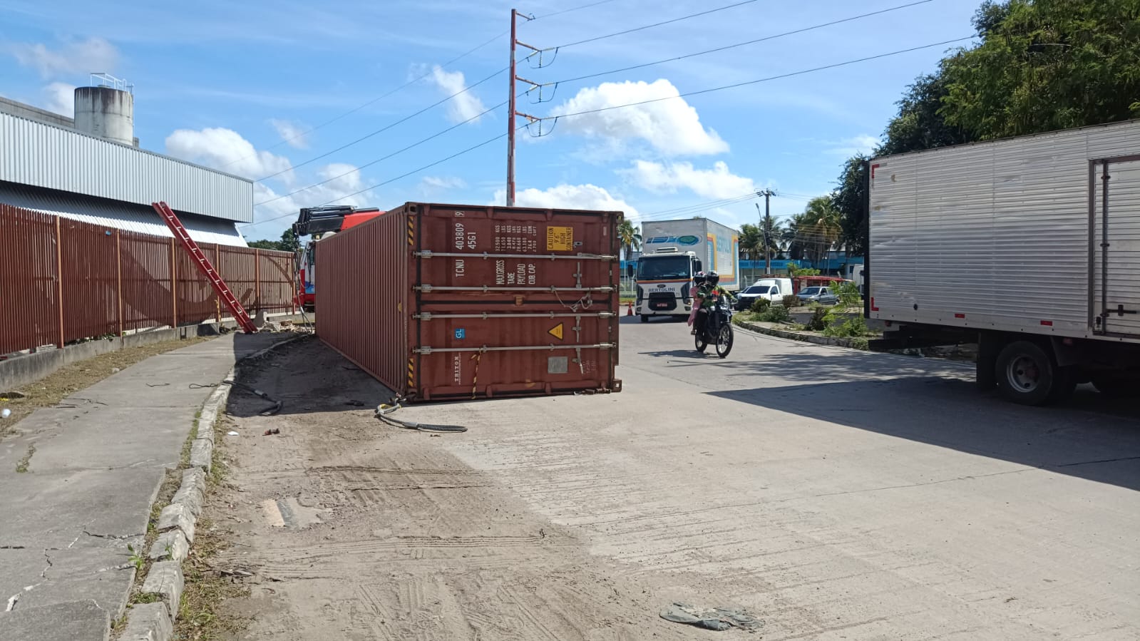 Container se solta de carreta e tomba no meio de avenida de Manaus