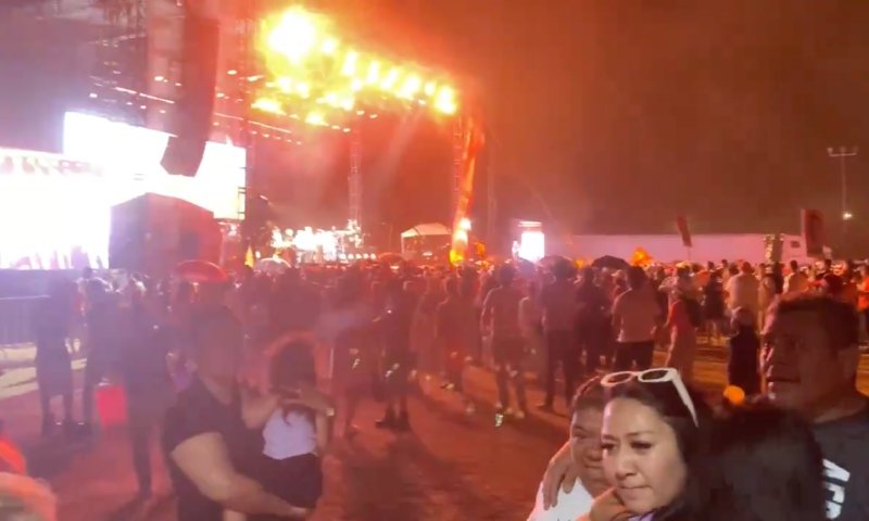 Veja momento em que palco despenca e esm4ga pessoas em comício eleitoral no México; vídeo