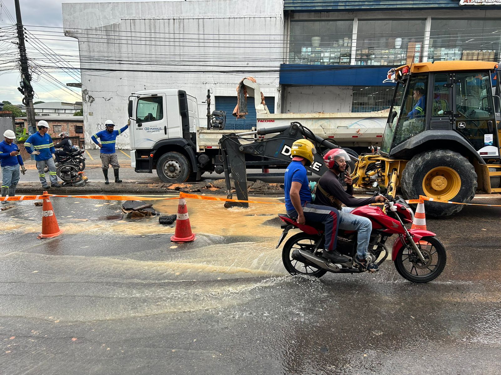 Adutora rompe e deixa casas sem água na zona Leste de Manaus
