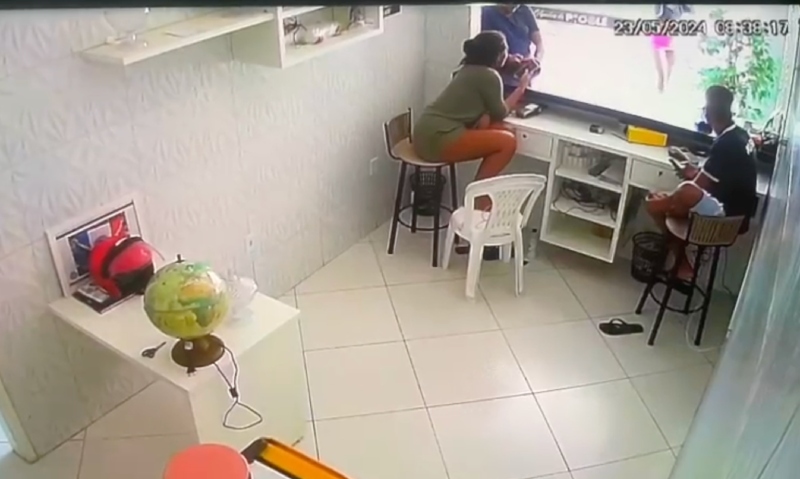 Novinha trabalhava tranquilamente em salão de beleza até que o pior aconteceu; veja vídeo