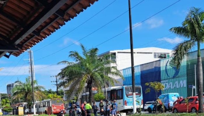 Urgente: homem sofre grave acidente de moto na avenida Noel Nutels em Manaus; veja vídeo