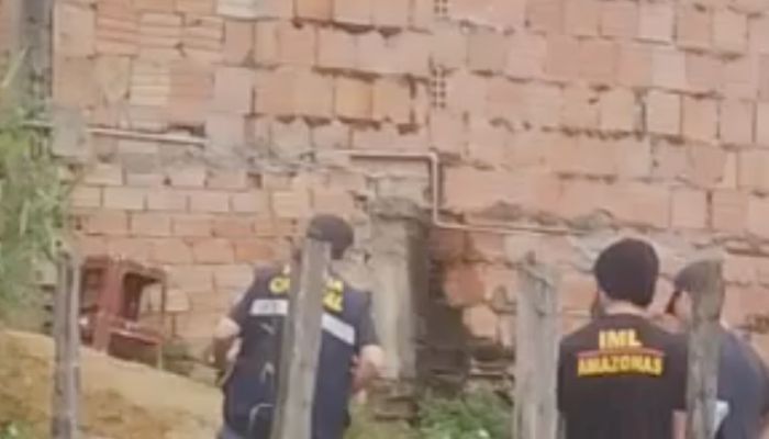 Mãe se desespera ao ver filho m0rto a t1ros no quintal de casa
