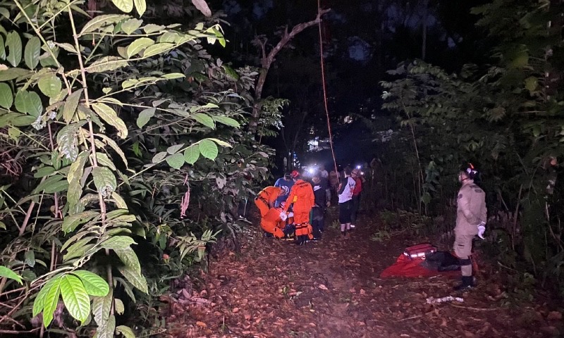 Paraquedista vive momentos de terror ao ficar preso por horas em árvore no Bairro da Paz