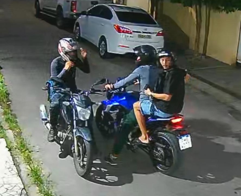 Revoltante: veja momento em que bandidos audaciosos assaltam trabalhador em Manaus