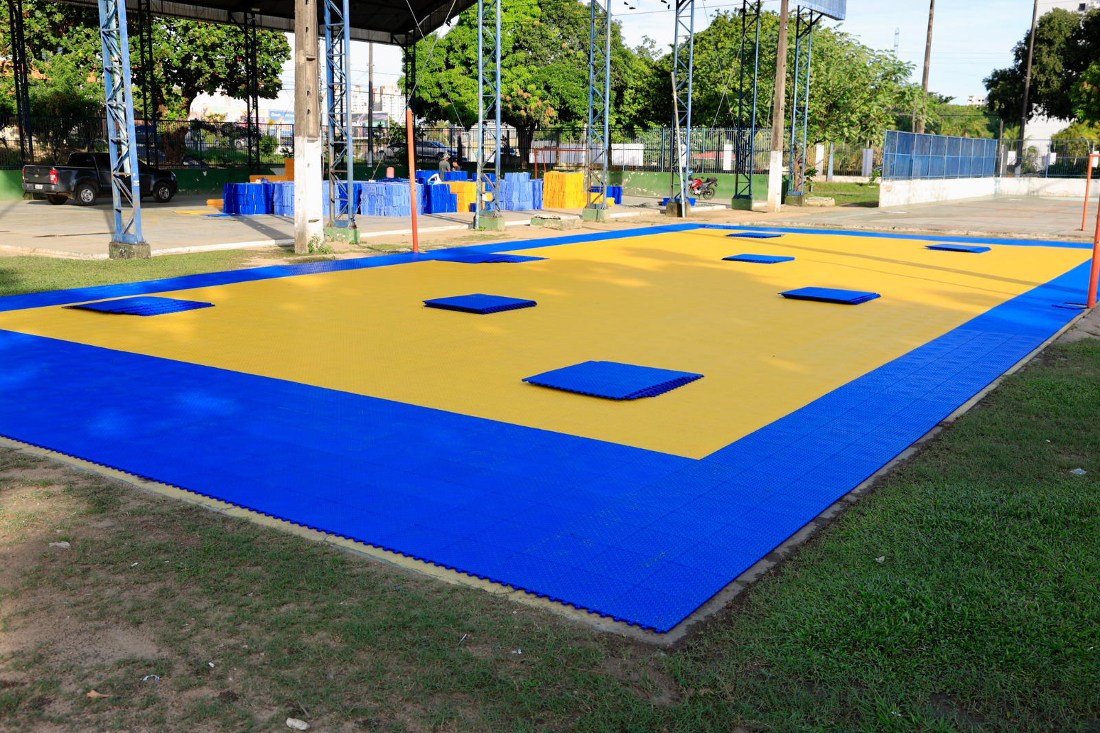 Novas placas modulares começam a ser implantadas pela prefeitura nas quadras do CSU do Parque 10