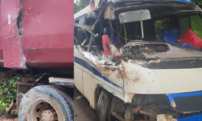 Motorista de micro-ônibus escolar fica ferido após colidir contra caçamba de lixo no AM