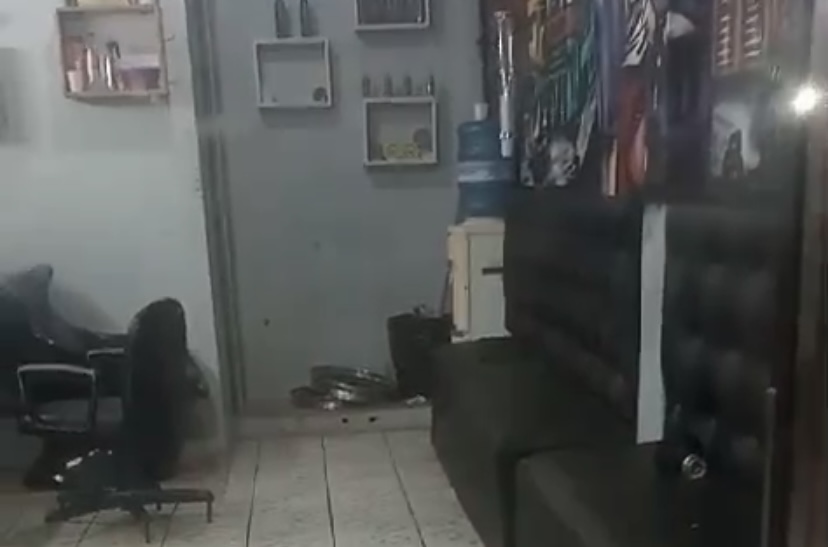 Urgente: barbeiro é crivado de bal4 enquanto trabalhava no Mutirão; veja vídeos